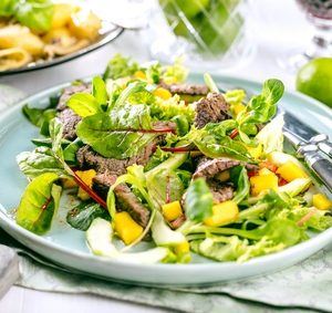 Pute mit Mango an sommerlichem Feldsalat